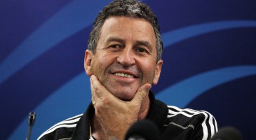 Alors que leur entraîneur actuel, Conor O'Shea, va quitter le club à la fin de la saison, les Harlequins seraient en discussion avec le Néo-Zélandais Wayne Smith, selon Sky Sports. Ce dernier a notamment été l'assistant de Graham Henry lors des deux dernières Coupes du monde remportées par les All Blacks.