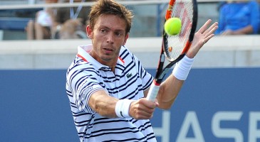 Opposé au Japonais Tatsuma Ito (120eme), issu des qualifications, Nicolas Mahut, victorieux en double à Indian Wells la semaine passée, est tombé dans le piège dès le 1er tour du Masters 1000 de Miami. L'Angevin (42eme) est passé à côté de son match (il a été breaké quatre fois) et s'est incliné 7-6, 6-2 en 1h28. Il ne rencontrera donc pas Gaël Monfils au tour suivant.