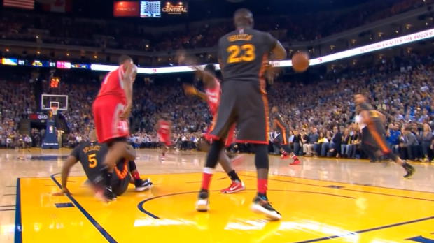 Les Warriors de Stephen Curry (35 points) ont encore fait la loi mardi face aux Rockets (123-110). Golden State a remporté son 42eme match consécutif à domicile et s’est payé le luxe d’offrir à ses supporters de belles actions.
