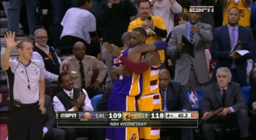 Kobe Bryant a disputé son dernier match à Cleveland mercredi et l'hommage de la franchise de LeBron James a été impressionnant et plein d'émotions. Apparemment Kyrie Irving n'est pas très sentimental et il a broyé les Lakers (35 points, 7 passes), bien aidé du King (29 points, 11 passes, 7 rebonds). Les Cavs se sont facilement imposés 120-111.