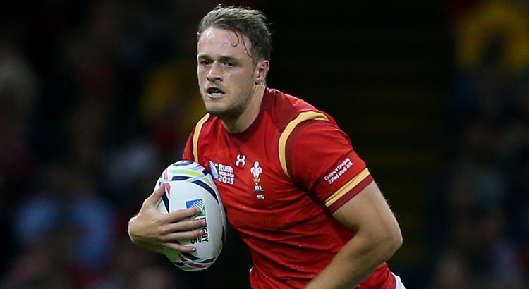 Non utilisé lors des deux premiers matchs du Tournoi des VI Nations du pays de Galles, le centre des Cardiff Blues s'est blessé ce week-end lors de la rencontre face au Leinster en Pro 12. Le Gallois est forfait pour le reste de la saison.
