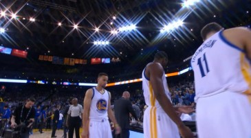 Les Warriors de Golden State ont marché sur les Knicks de New York dans la nuit de mercredi à jeudi et signent leur 50eme victoire de rang à l’Oracle Arena (121-85). Stephen Curry a terminé meilleur marqueur du match avec 34 points au compteur, alors que Draymond Green a enchaîné 11 rebonds et 10 passes décisives et Klay Thompson a terminé avec 19 unités.