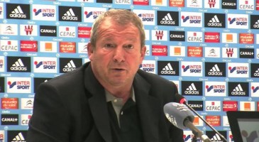 Après la gifle infligée par Rennes à Marseille, au Vélodrome, vendredi soir en ouverture de la 31e journée de Ligue 1 (2-5), Rolland Courbis s'est exprimé en conférence de presse sur les performances de l'OM. Selon l'entraîneur du Stade Rennais, ex-marseillais, les Phocéens peuvent encore sauver leur saison en remportant la Coupe de France.