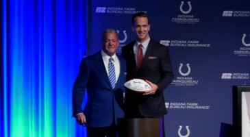 Vainqueur du Super Bowl en février avec Denver, Peyton Manning aura sa statue devant le stade des Indianapolis Colts, son équipe jusqu'en 2011. Les Indianapolis Colts ont également indiqué qu'ils allaient célébrer la carrière de l'ancien quarterback en retirant son maillot, c'est-à-dire en refusant d'attribuer son numéro 18 à un autre joueur. Un honneur réservé aux joueurs qui ont marqué l'histoire d'une équipe dans le sport professionnel américain.