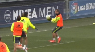 Pour préparer la réception du FC Séville dimanche, les joueurs du Real Madrid ont oublié leurs pieds pour une petite session de handball.