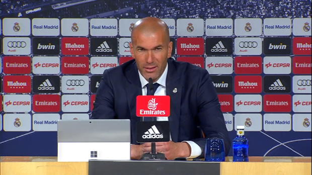 Buteur dimanche face au FC Séville, Karim Benzema, l'attaquant du Real Madrid, a le droit aux félicitations de son coach, Zinédine Zidane.
