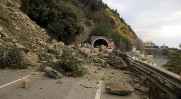 Un éboulement a eu lieu ce samedi lors du parcours entre Milan et San Remo au niveau d'Arenzano. Un détour de neuf kilomètres sur l'autoroute a été prévu par les organisateurs.