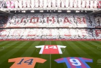 L'Ajax d'Amsterdam a rendu hommage à Johan Cruyff dimanche lors du match de championnat contre le PEC Zwolle (3-0). L'homme décédé d'un cancer le 24 mars a porté les couleurs du club entre 1964 et 1974 puis entre 82 et 84, avant d'en devenir l'entraîneur entre 1985 et 1988.